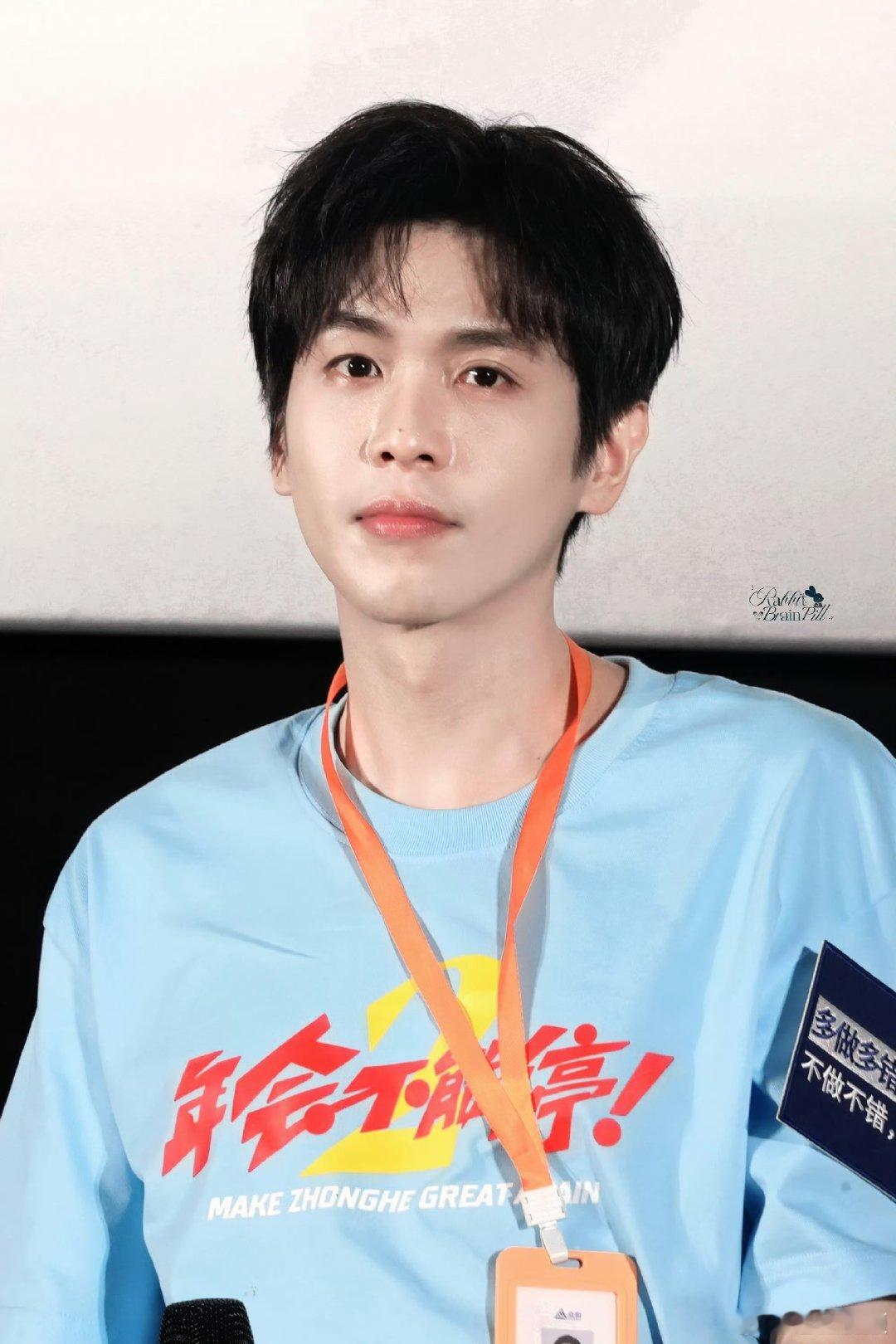 张若昀刘奔踩着音响下班《年会不能停2》高光名场面！张若昀饰演的刘奔踩着音响潇洒下