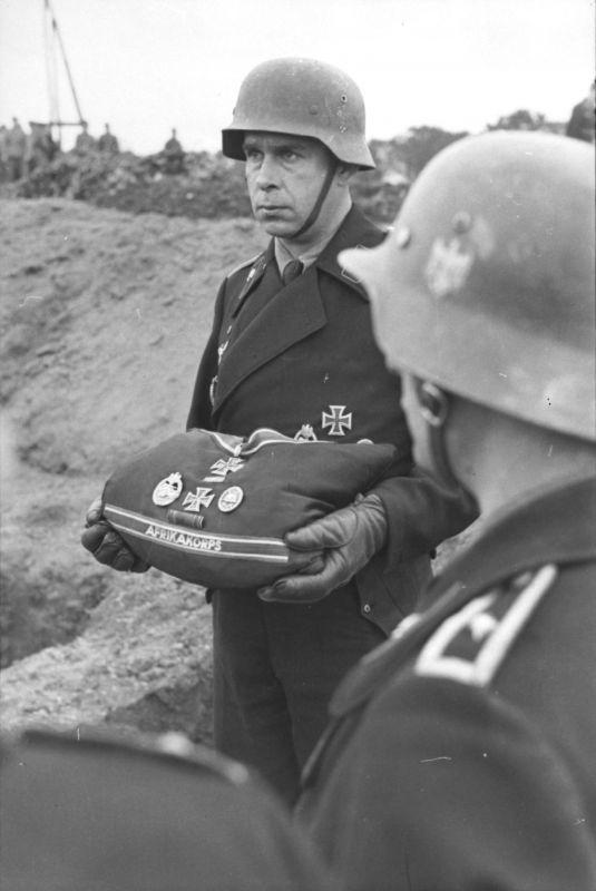 1944 年 3 月，德军装甲兵少尉施蓬葬礼在内图诺地区举行。这位少尉于该地区作