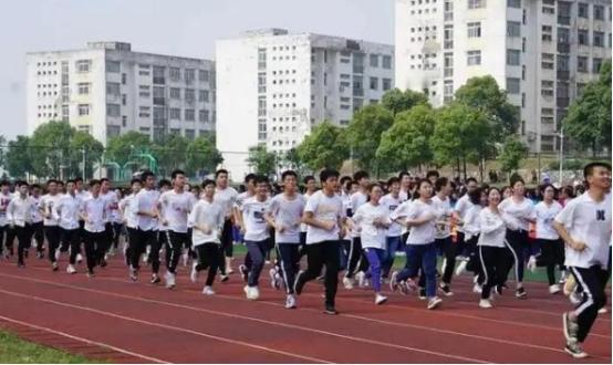 “这个校长算是当到头了！”安徽亳州，高三学生因为没吃早餐，跑操结束后接过家长送的