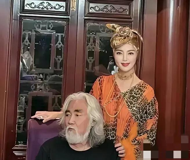 张纪中过74岁生日时， 大姨子杜星仪给妹夫祝寿时的一幕，张纪中在影视领域深耕多年