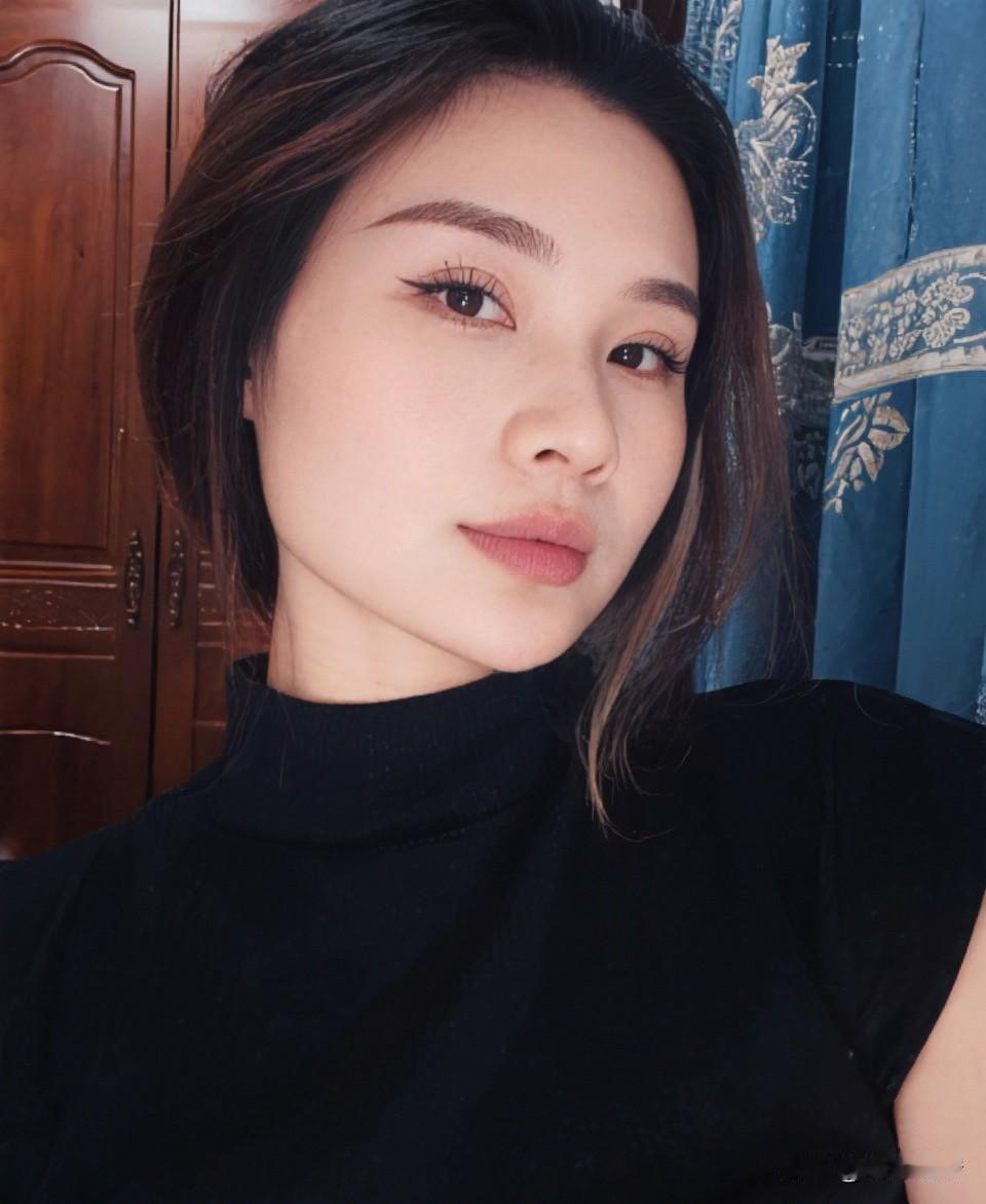 我总爱在窗前独坐，眼眸像盛着一汪深潭

没人知道我在想什么，或许是怀念某段旅程，
