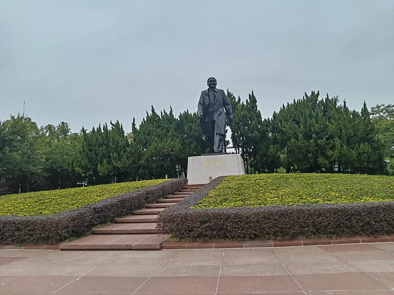 登山瞻仰伟人铜像