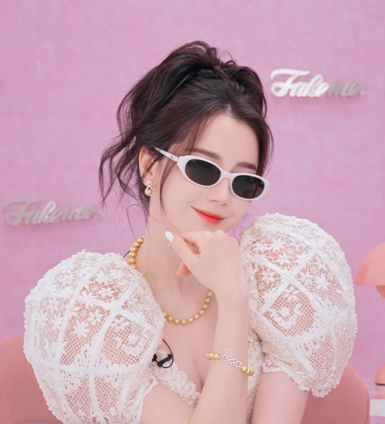 迪丽热巴今天直播造型Ulyana Sergeenko 2026春夏高定宫廷蕾丝缕