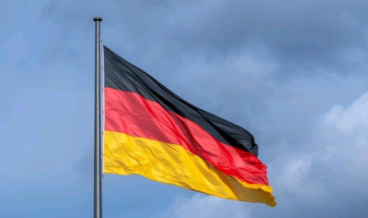 德国总理默茨这次把话说还挺硬，11月26日，默茨表示，俄罗斯总统普京必须承认，他