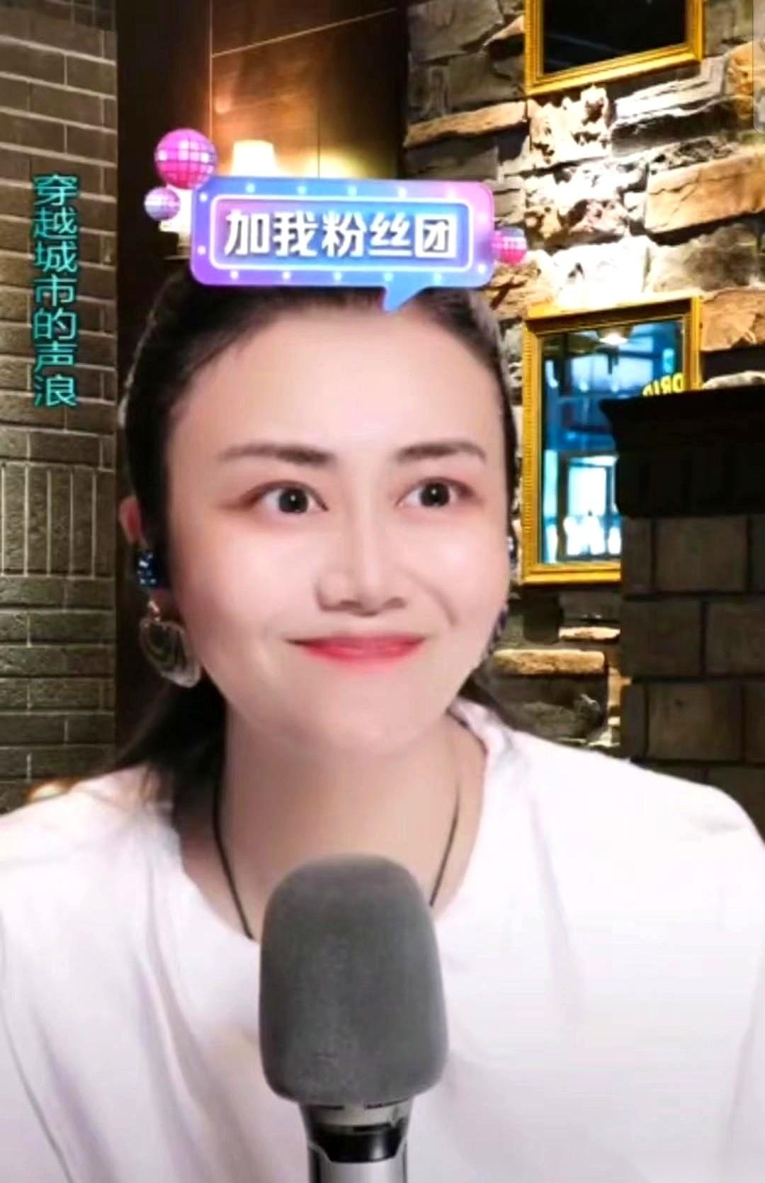 主播孙媛，也就是嫄嫄，大概是头一个被粉丝追着喊“求求管理把她踢下线”的人。
时间