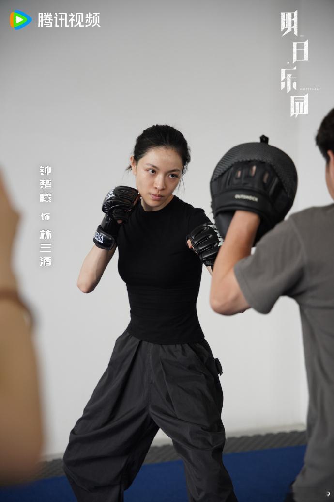 第一次见老母鸡人格的女主 极度高温的情况下，林三酒就像个“老母鸡护崽”一样，拼命