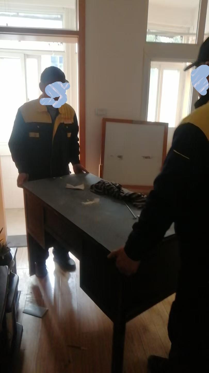 我们这的工程师傅和保安都非常累，除了要做本职工作，其他打杂搬东西跑腿的各种事都要