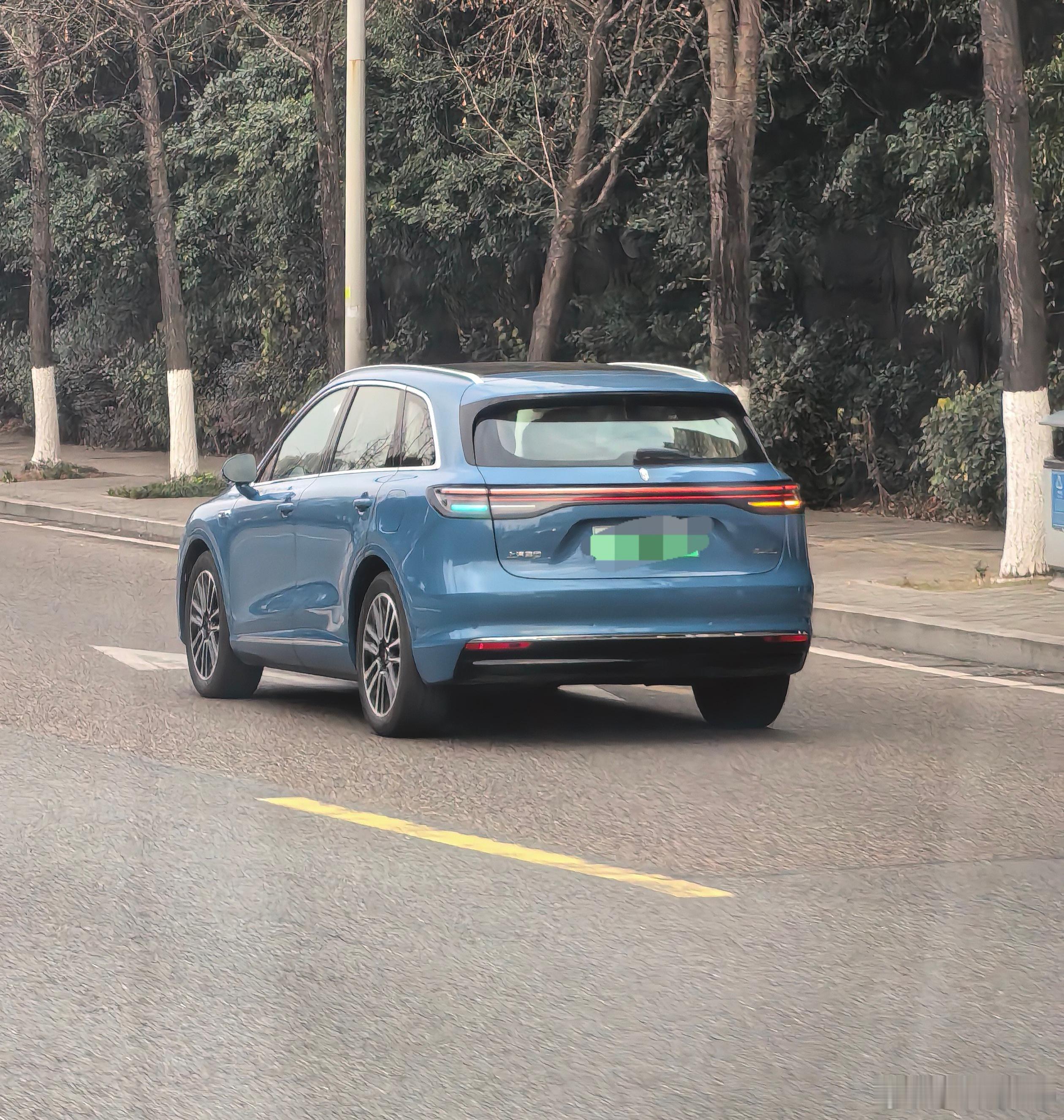 车味的那些小事大v聊车 城区路上的小蓝灯越来越多，捷途山海L7在城区的小蓝灯还是