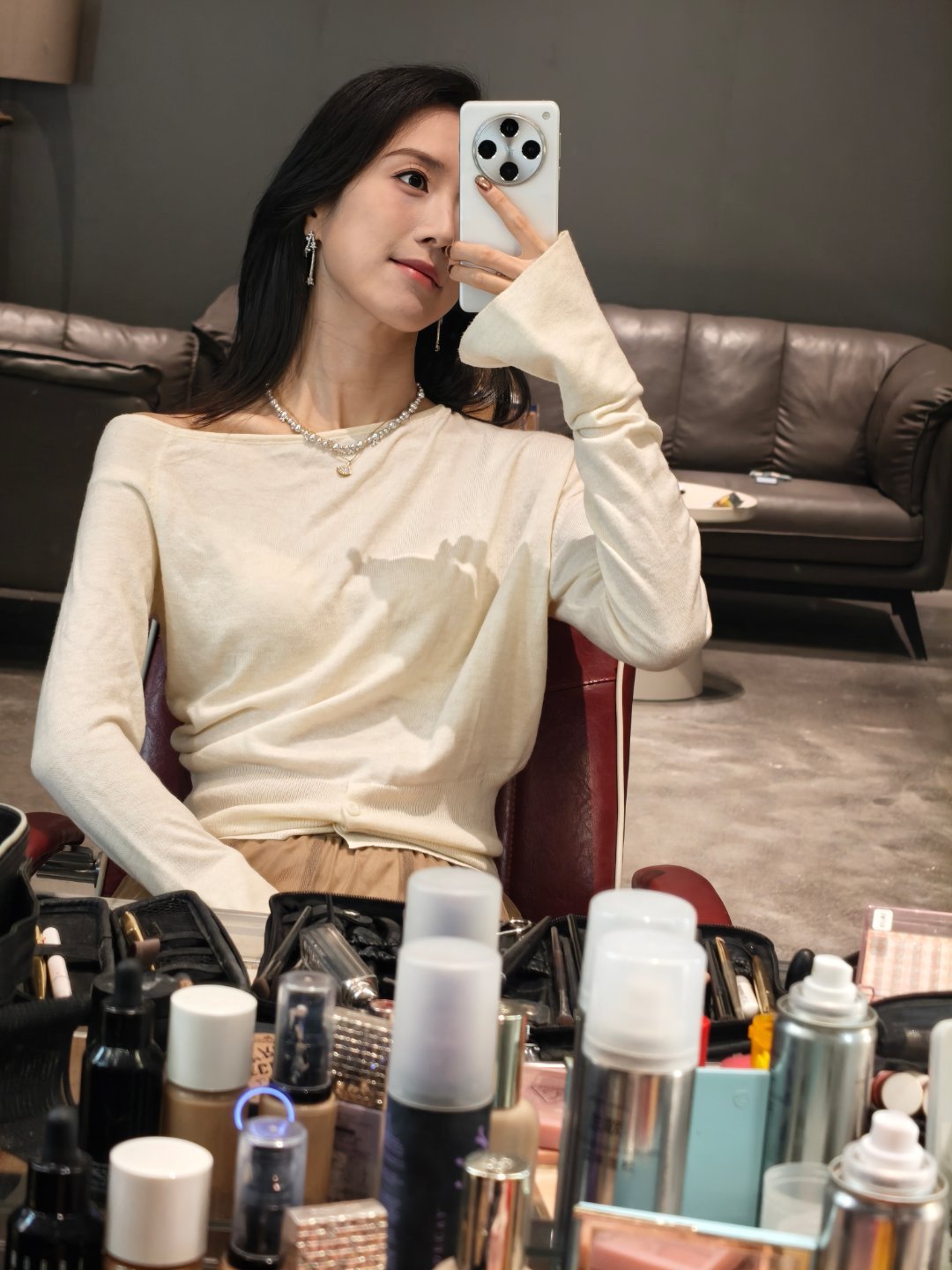 化妆师给认认真真化了个妆，拍了组好看的照片[嘻嘻]两天后发~~拍摄间隙能有日产大