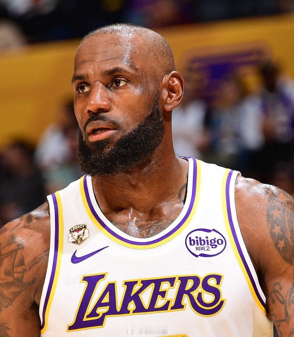 TA名记萨姆·阿米克报道，詹姆斯没有跟任何人和球队提起要办退役巡游的想法，对于未