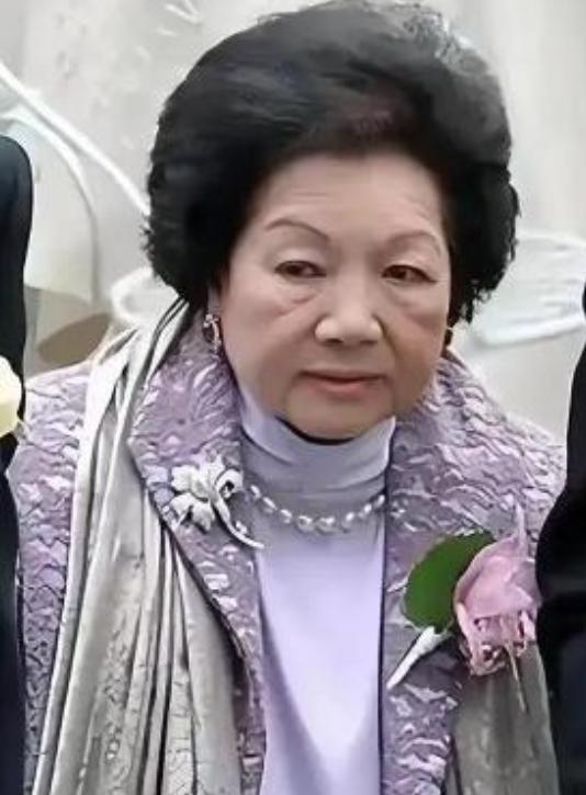 1960年，霍英东要迎娶离婚且带着一个儿子的冯坚妮。原配吕燕妮没有反对，只是提了