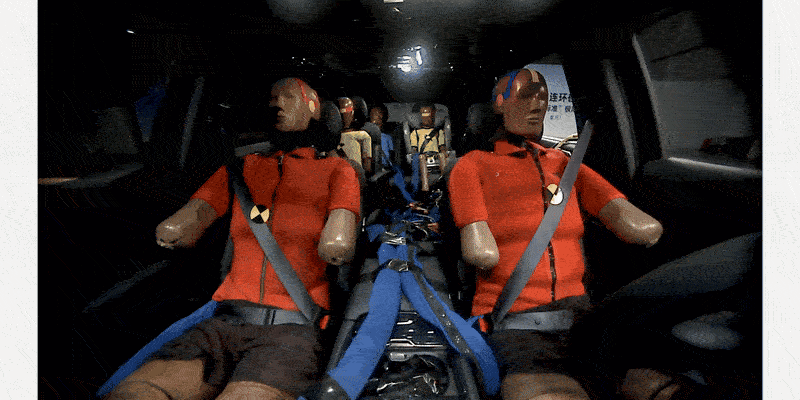 硬核对撞只是开场，智能预判才是安全重头戏当领克900在直播中完成100km/h对