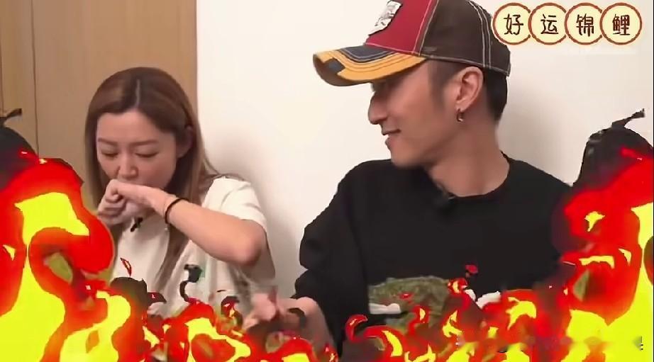 哇塞，卫诗雅刚在百花获晚宴上获奖，我就看见了卫诗雅和谢霆锋的视频，不得不说，这速