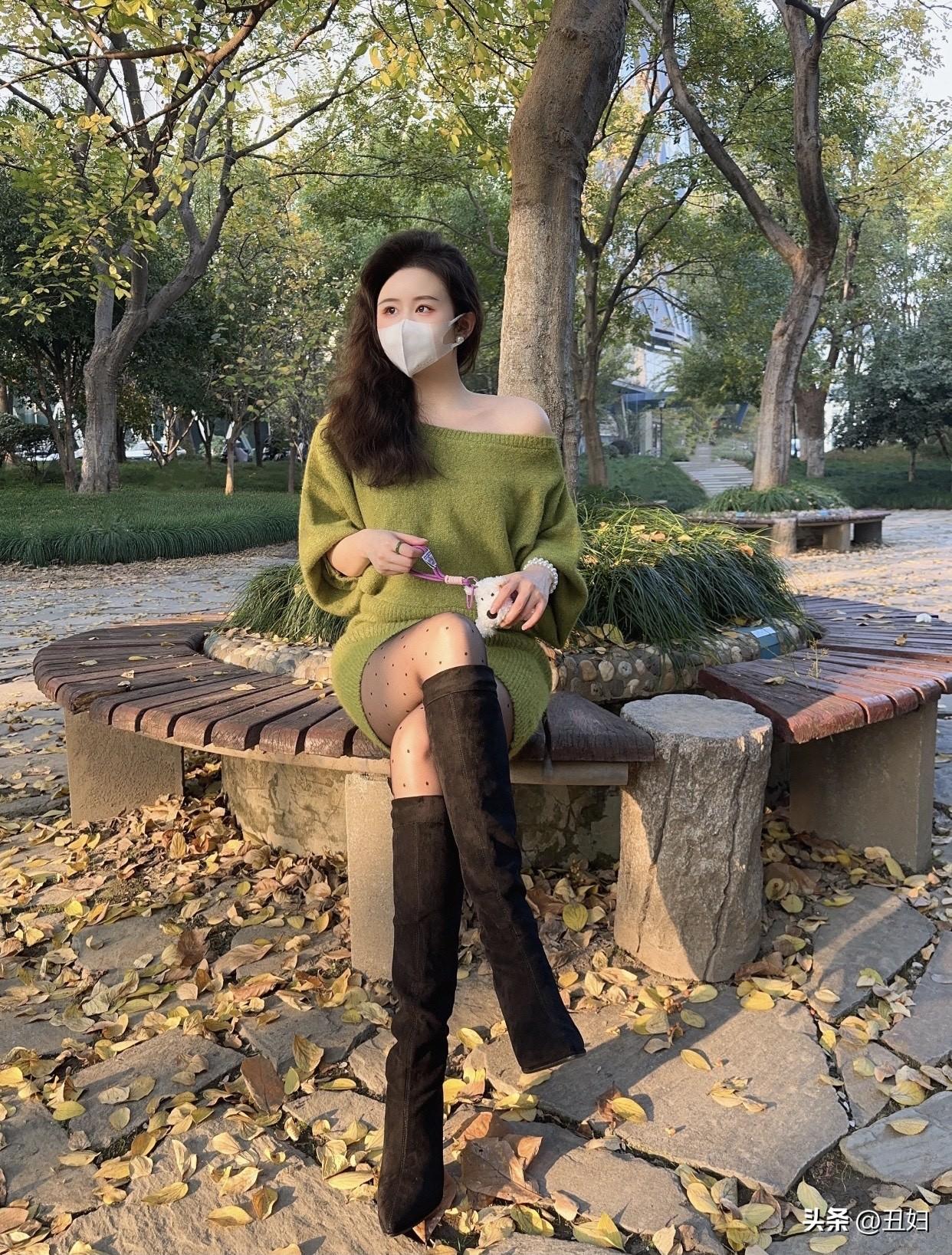 风情万种的女人是什么样的?她的举止优雅，走路姿势都带着独特韵味。