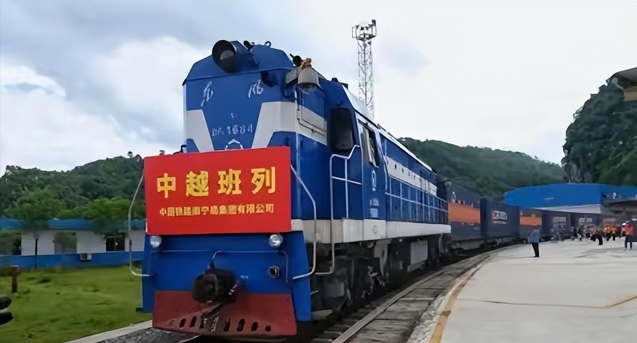 越南连遮羞布都不要了！与特朗普签下“历史性协议”后，越南不到四天就对中国出手，征