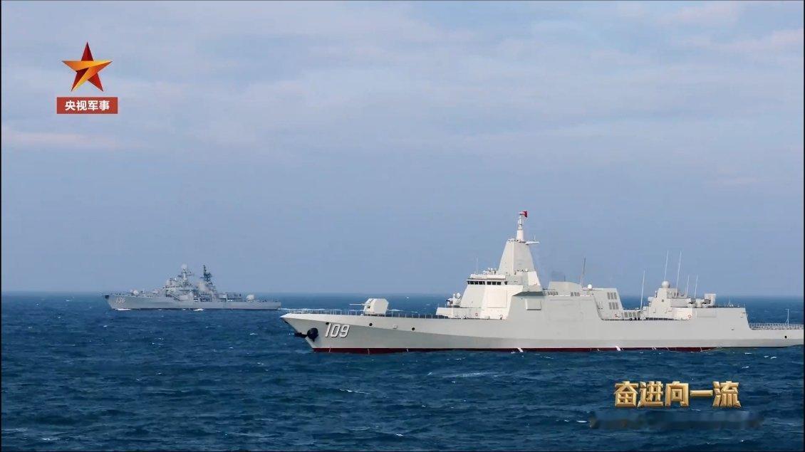 东海舰队956型杭州舰与055型东莞舰同框。热点观点烽火问鼎计划