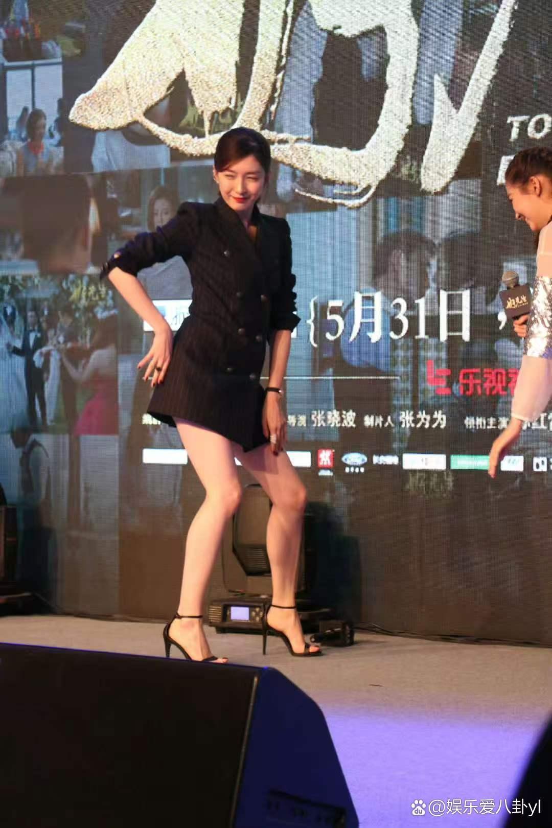 江疏影西装高跟美腿