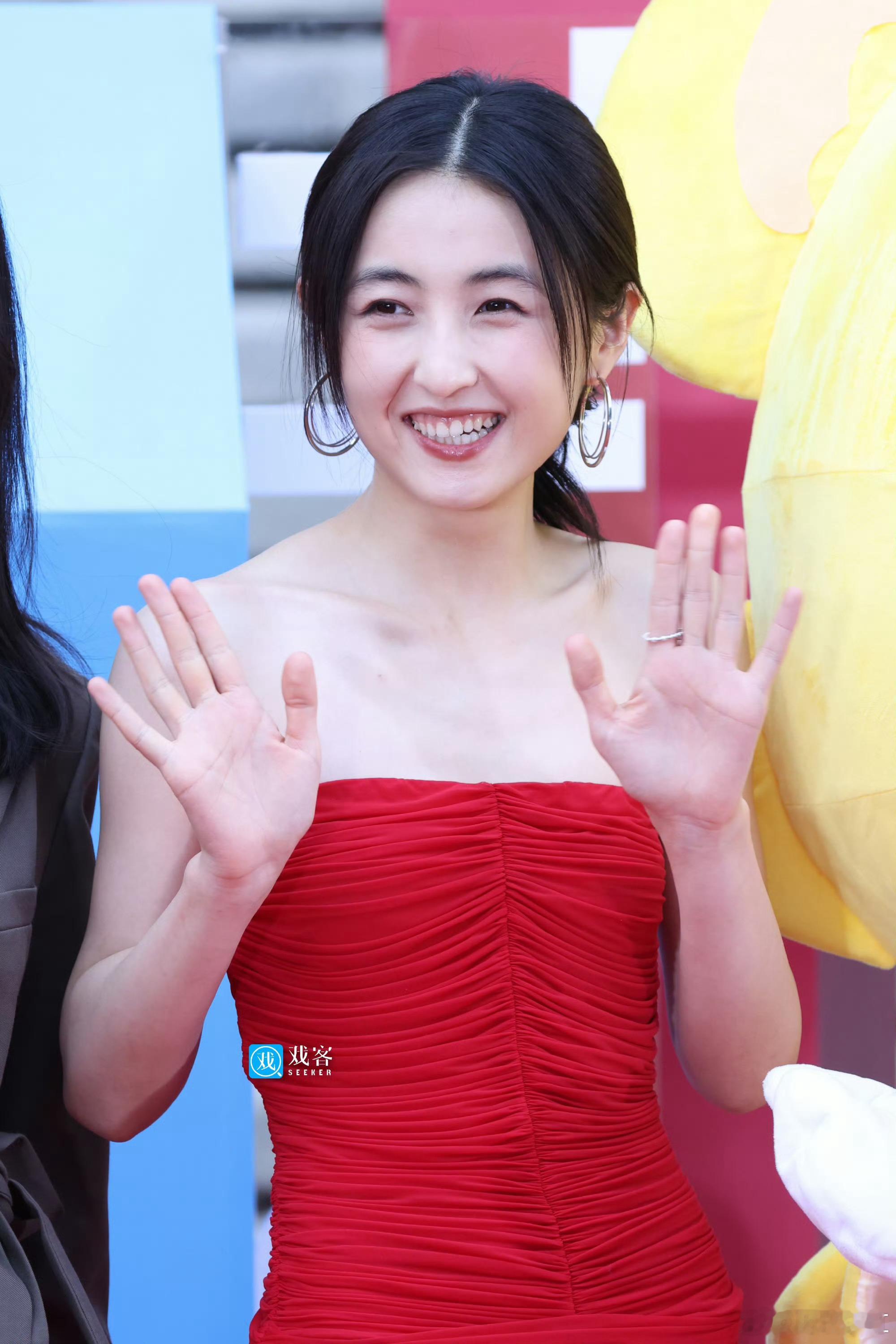 张子枫说被张伟丽的表演惊艳电影《下一个台风》首映，张子枫毫不吝啬对张伟丽表演的称