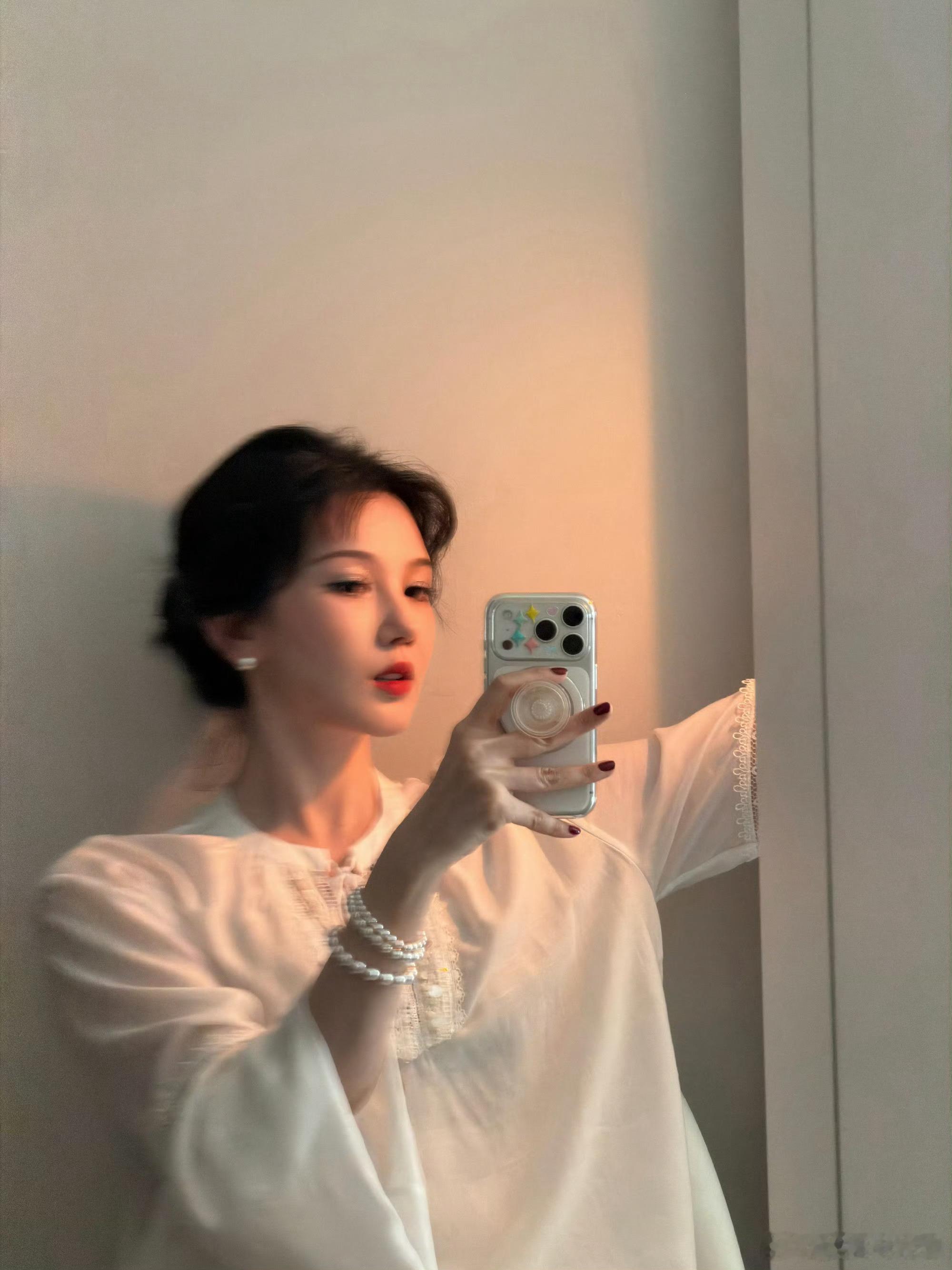 陈小纭怎么能又瘦又美到这种程度啊！冷白皮+直筒腿，五官精致得像洋娃娃，美到我失语