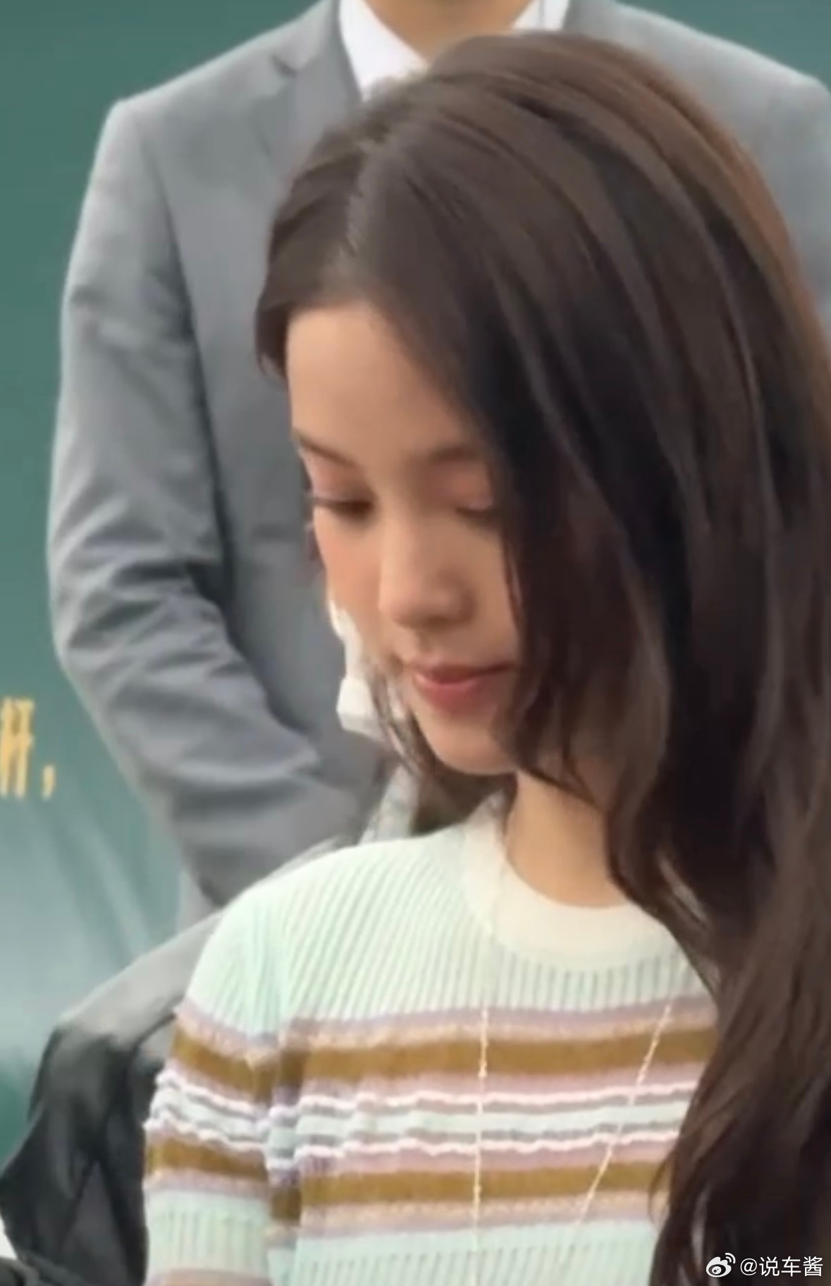 欧阳娜娜！！！欧阳娜娜开新款MONA冒雨参加发布会2026款小鹏MONA大大大大