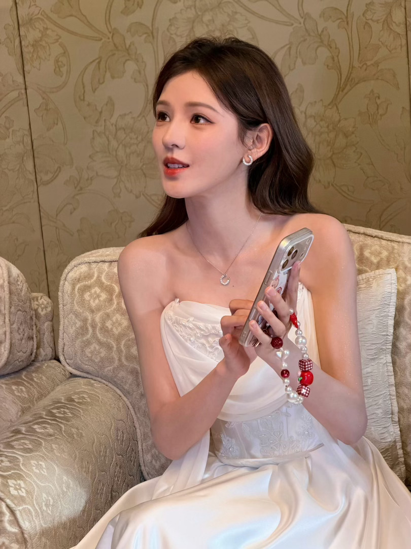 张予曦有的是力气和手段张予曦直接化身“怪力少女”啦！作为视觉总监，她不仅审美在线