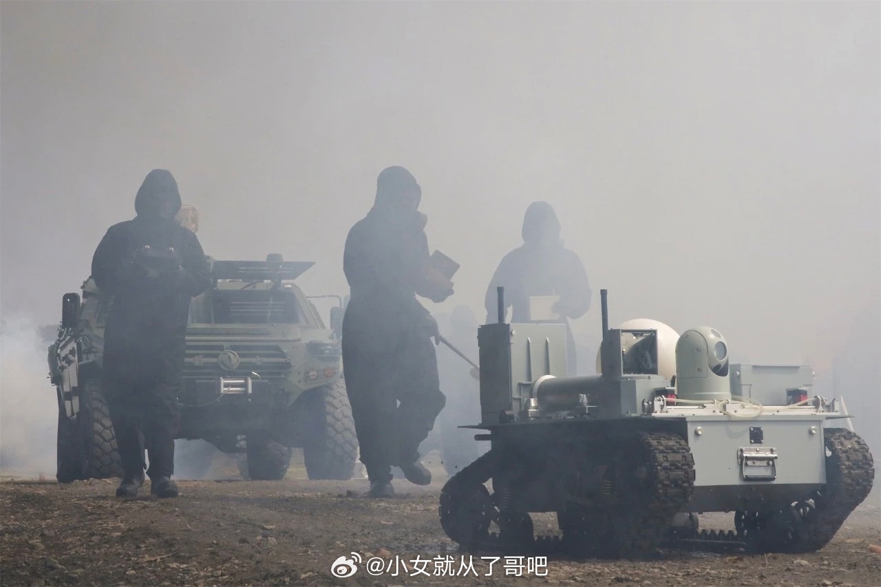 海军基地防化营，无人机刷了海军旗和机徽，应该是有户口的制式装备。 