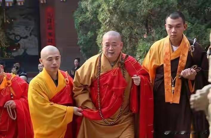 提起少林寺方丈释永信，很多人脑子里就是那个穿袈裟坐豪车的画面。2026年6月初，