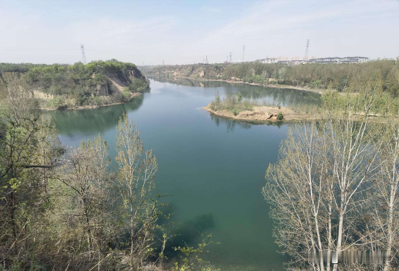 顺风车一直播着一首歌：
那时候，车马慢，一生只够爱一人……
突然觉得岁月静好！