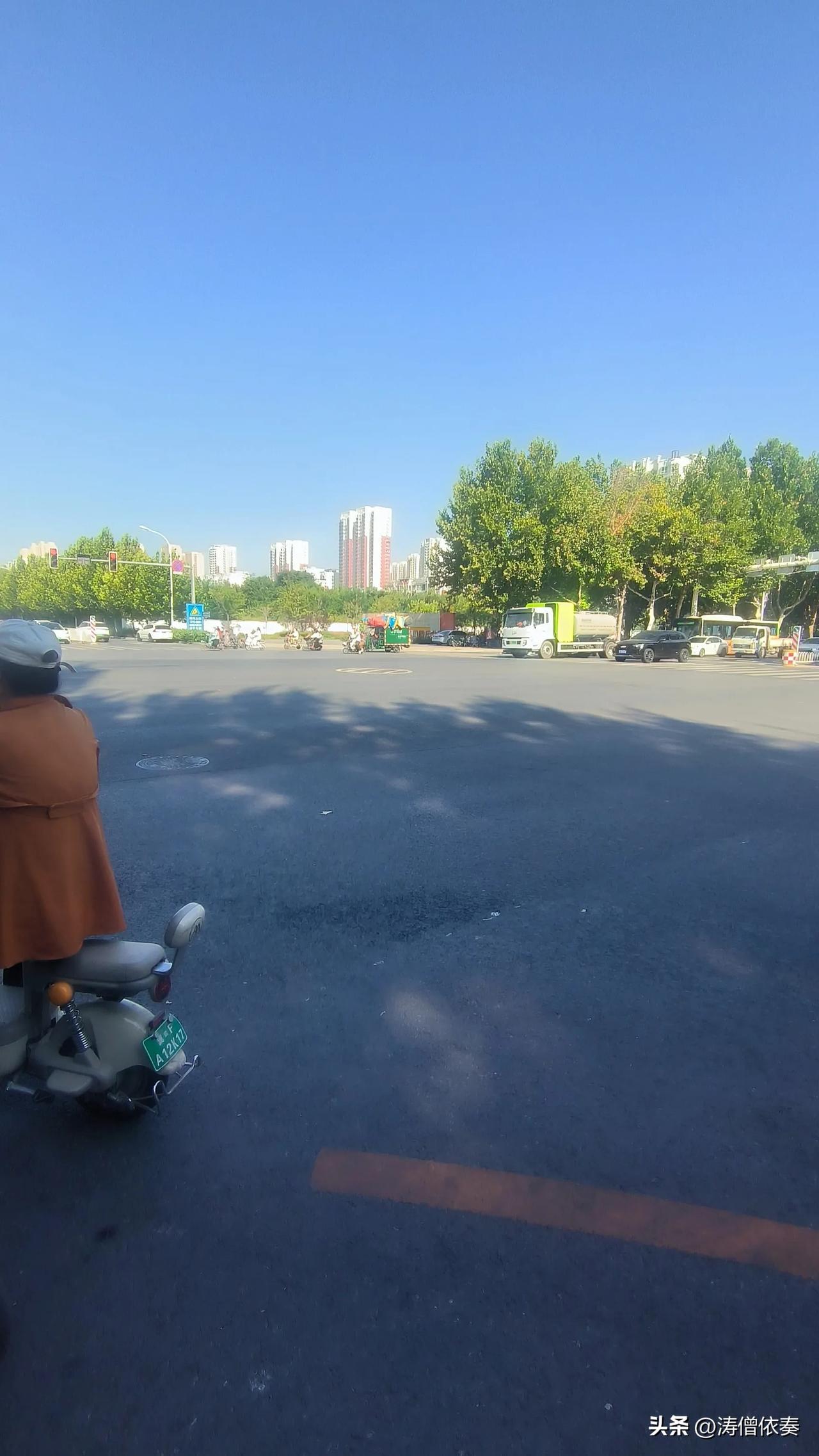 不知大家发现了没有？走在保定街头发现个怪现象：秋风刮过不见尘，但抬头一看又有点“