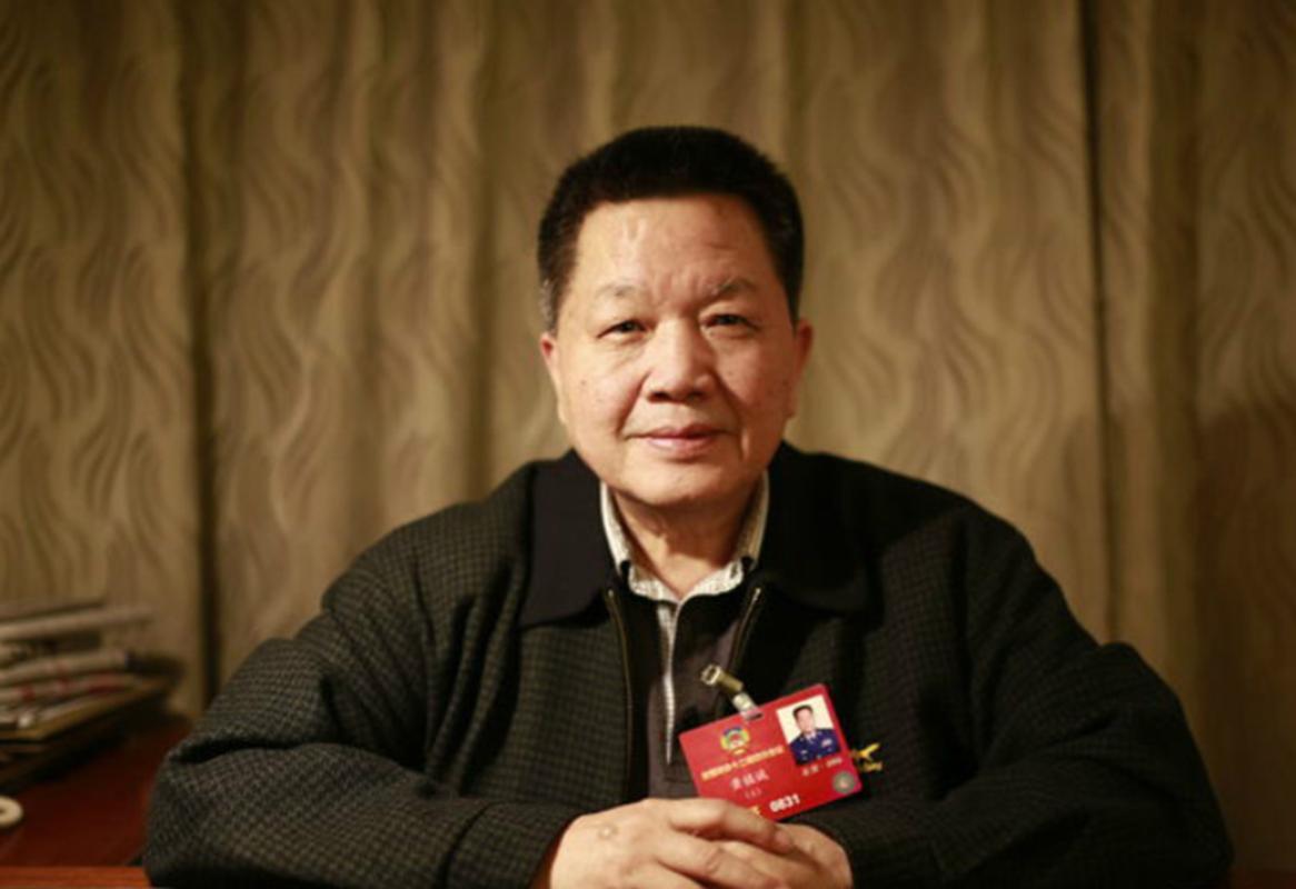 1981年，台湾飞行员黄植诚，冒险“投诚”大陆。飞行期间，不幸被后座飞行员察觉。