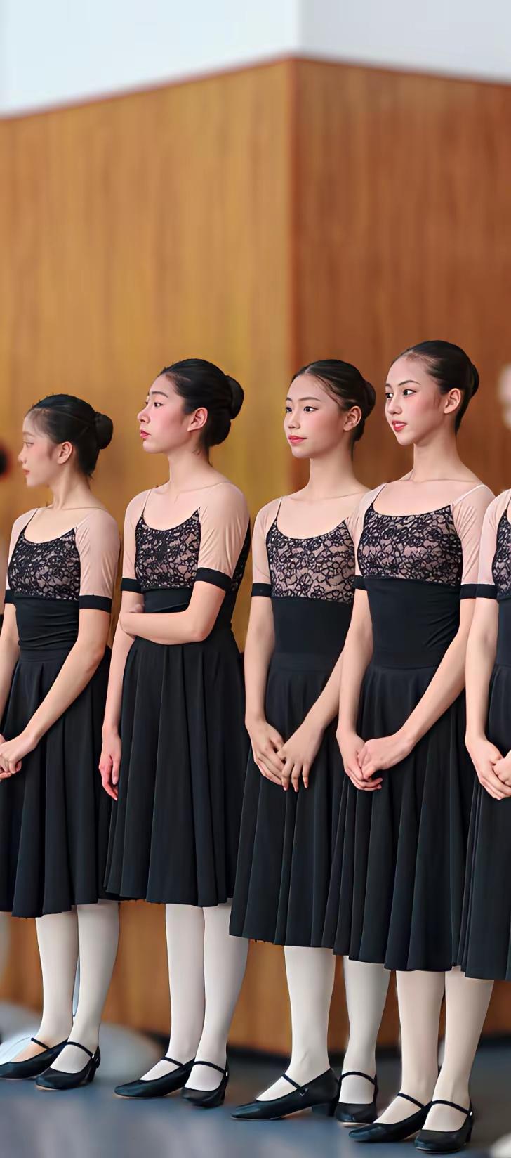 优雅芭蕾舞者，黑白相间，静待舞台绽放。