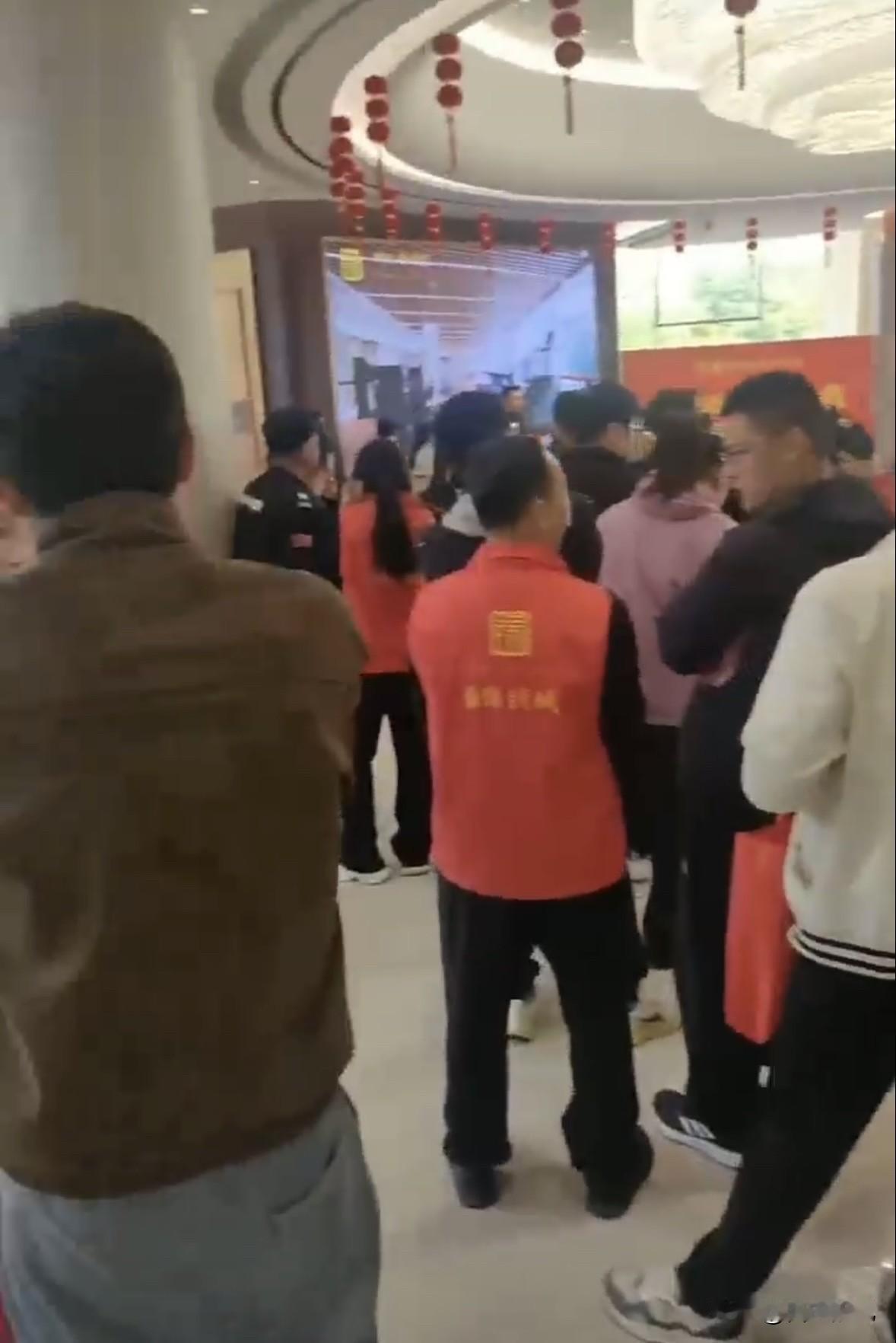 谁说房地产市场不好？看看滕州这个楼盘今天开盘，人是真的不少。

其实并不是市场没