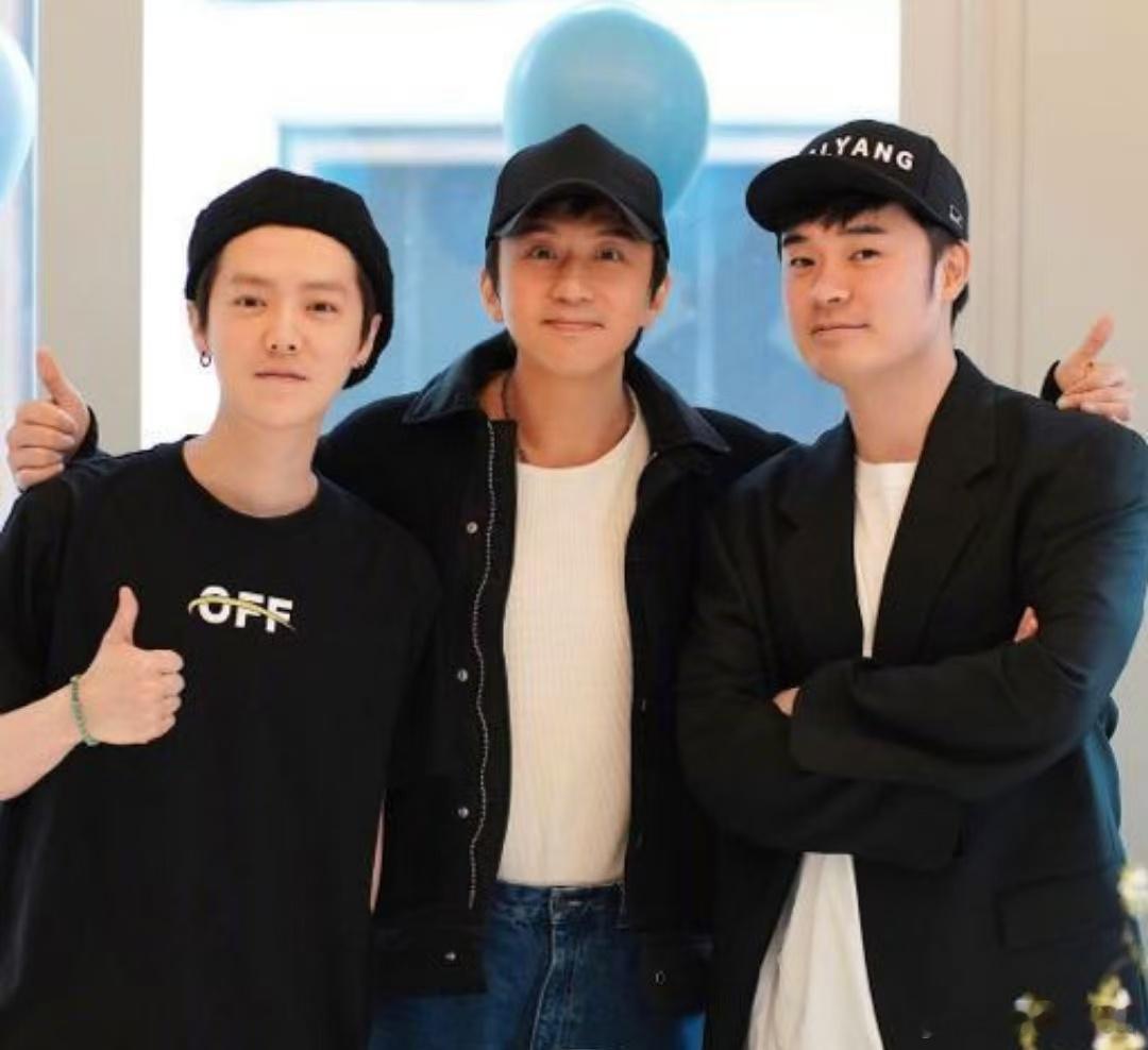 邓超陈赫鹿晗一组邓超陈赫鹿晗歌手代表队 下期五哈，超赫鹿以歌手组身份出战。邓超陈