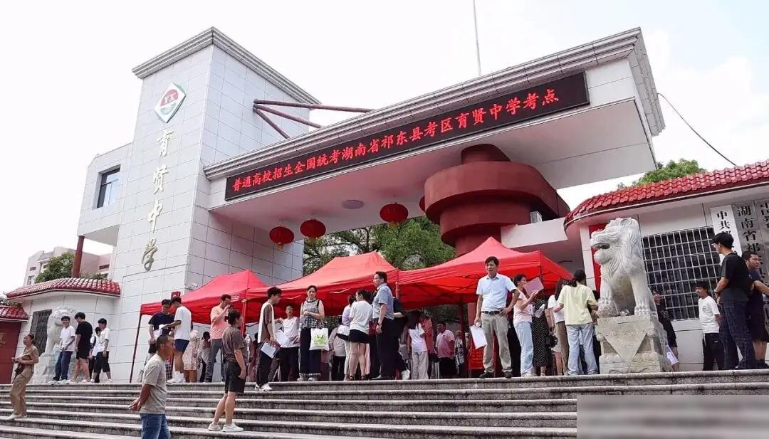 湖南与广东2026年高考一角对比，是重视程度还是习惯性呢，有网友把两地考点外的画