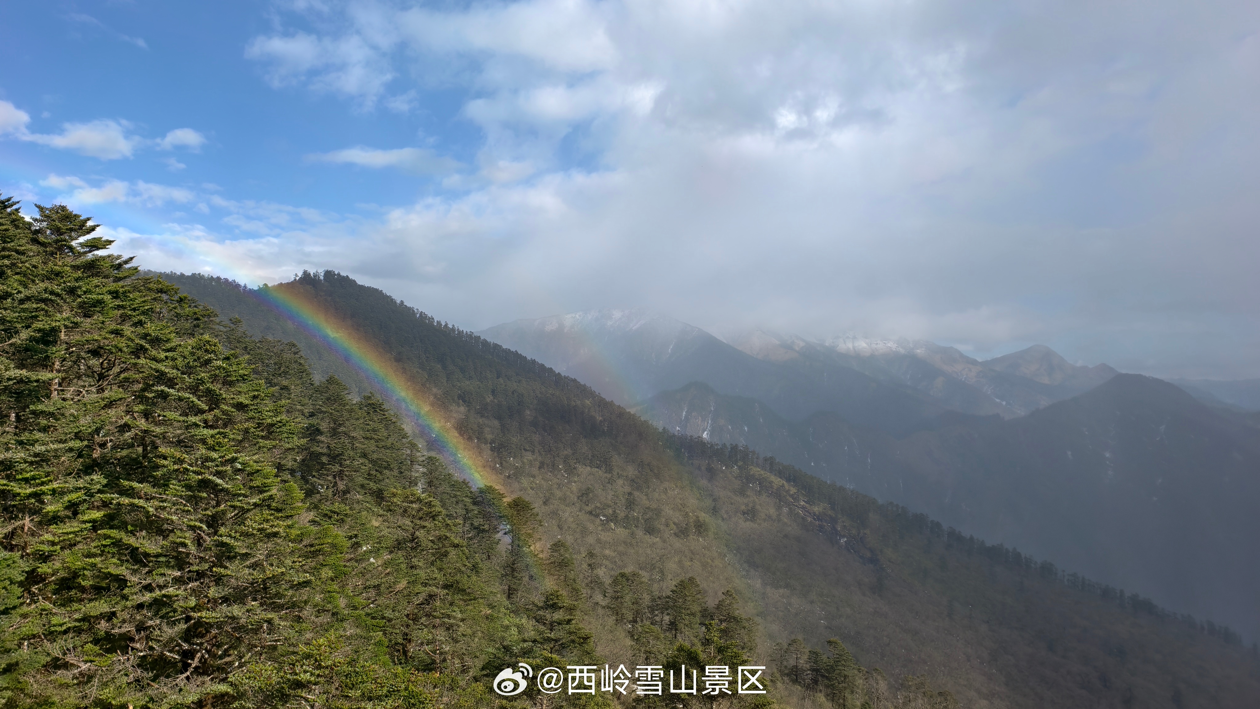 早安，与光同行的人。今晨，西岭的彩虹是天空写给山野的诗——🌈云海温柔漫过雪线，