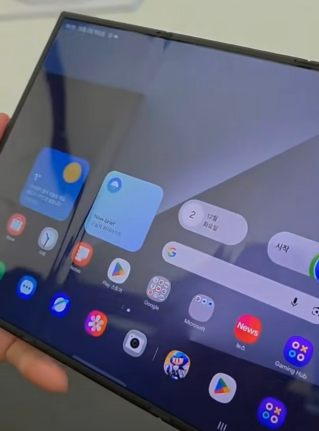 三星的三折叠 Galaxy Z Trifold有真机图了，三星的三折叠的折痕，似