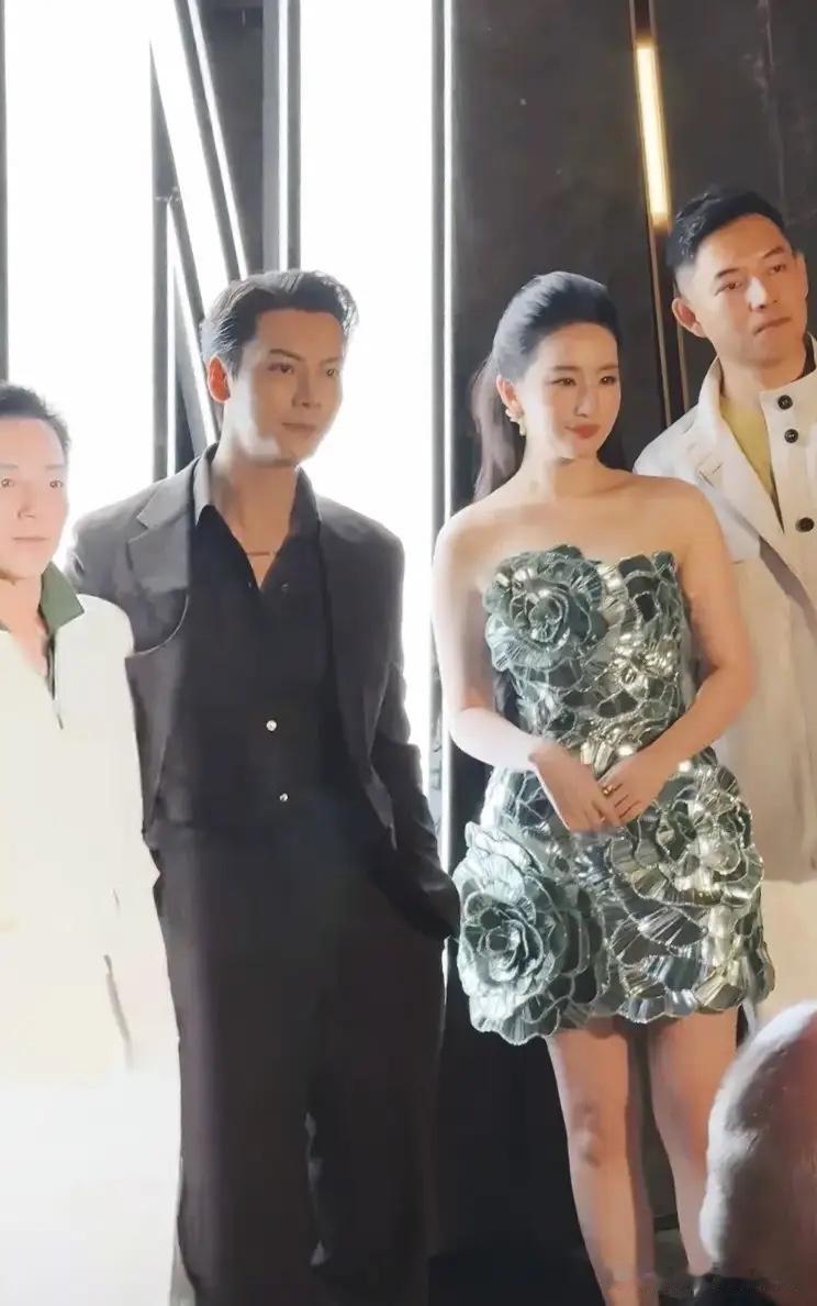 晚宴活动现场偶遇刘亦菲与陈伟霆，两大高颜值艺人同框出镜，画面十分养眼。

当天刘