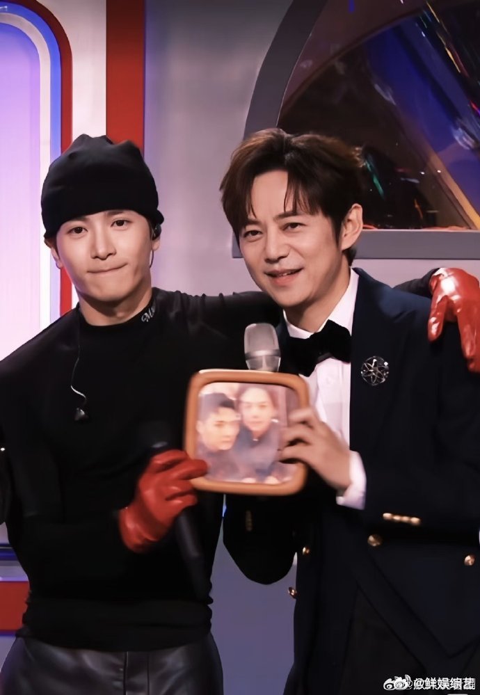 何炅王嘉尔顺手给刘宪华改名 为赢默契问答拼了！王嘉尔谎称刘宪华真名是苗宪华，和何