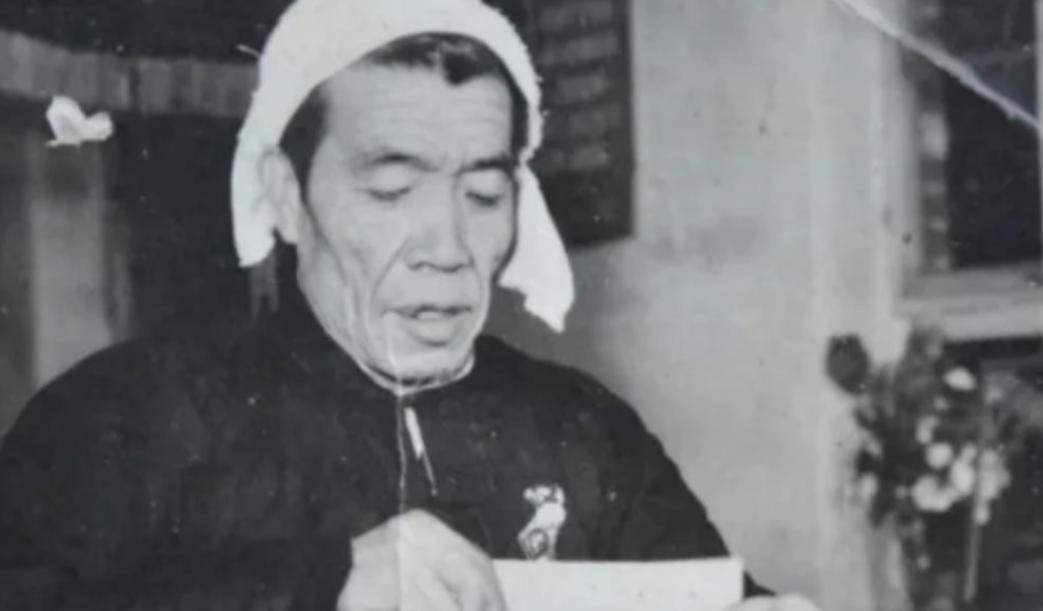 1979年，在全国政协会议上，农业部副部长杨显东，批评坐在主席台上的副总理陈永贵