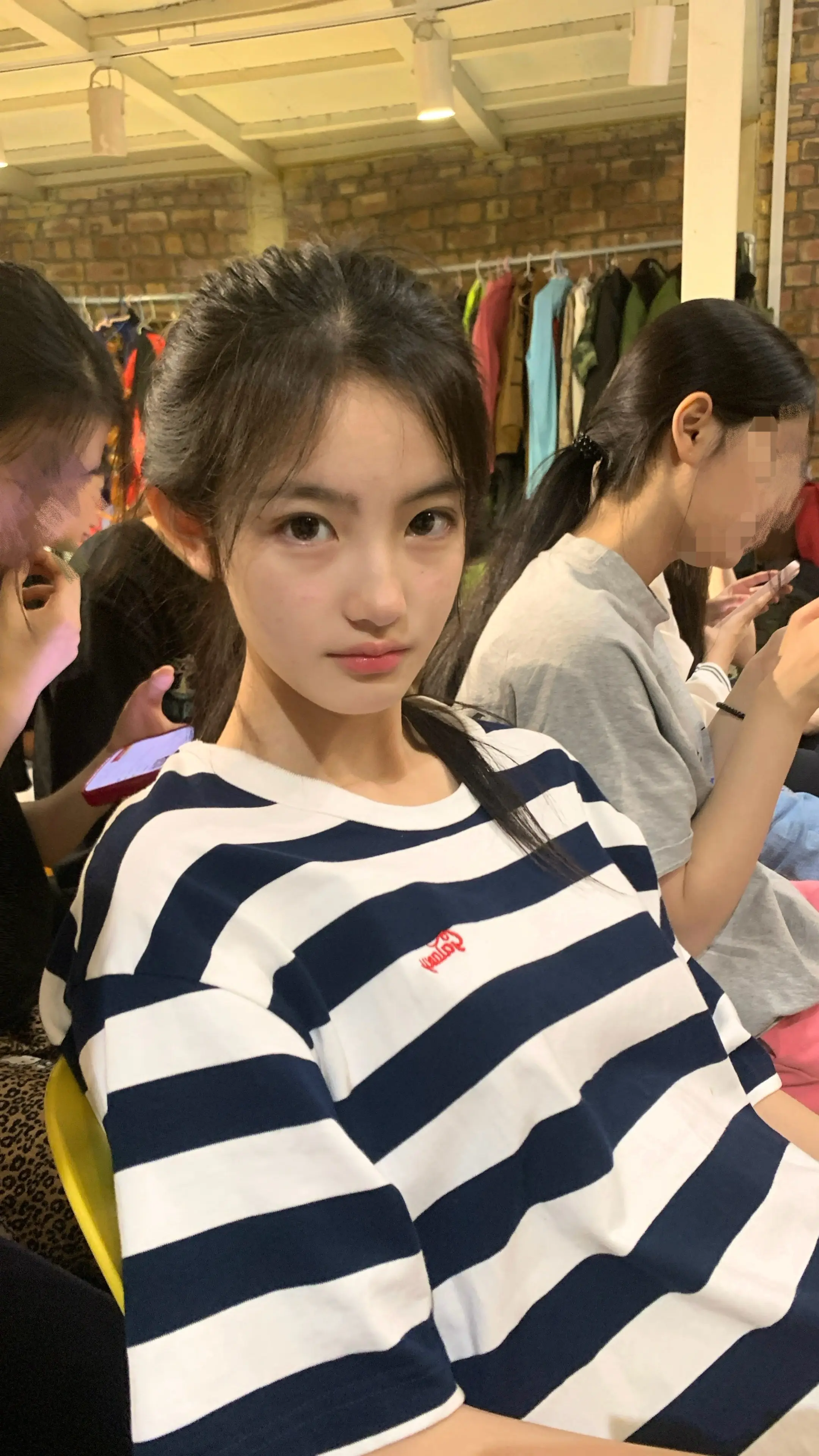 很多年再回头看 现在只是人生里一个很小的章节 时间会把一切写成故事 而...
