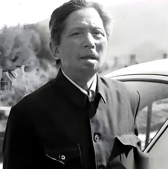 1971 年，黑龙江乡下油坊里，老兵石永全等着打油，随手扫过油票底部的印章，印上