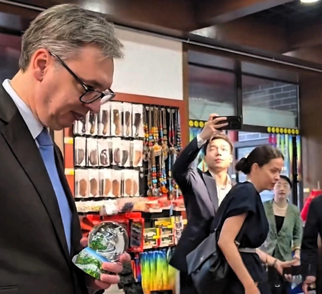 塞尔维亚总统亚历山大·武契奇在长城上的一家纪念品店购物，他在Instagram帖
