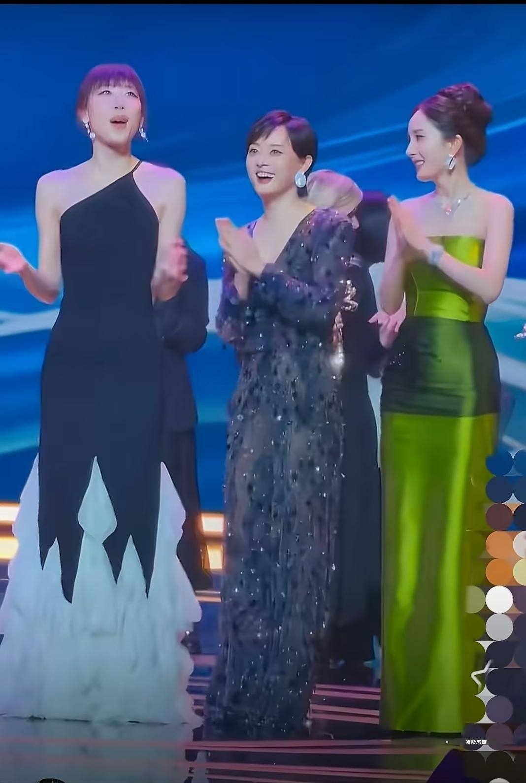 在一些重要场合，衣服的配色是有一些玄学讲究的。颁奖晚会上，杨幂穿绿色，实在不妥，