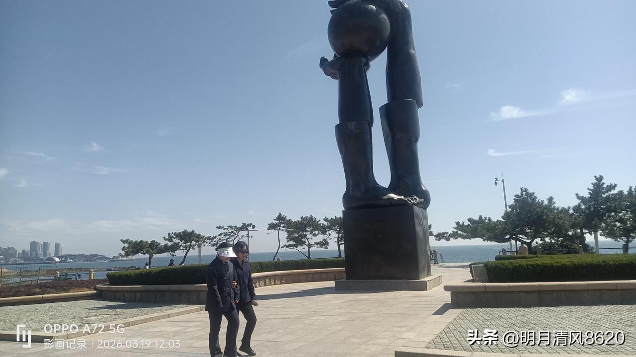 今天来到海边，青岛的沿海风光果然魅力无限，漫长的海岸线，长长沙摊的洁白细腻，还有