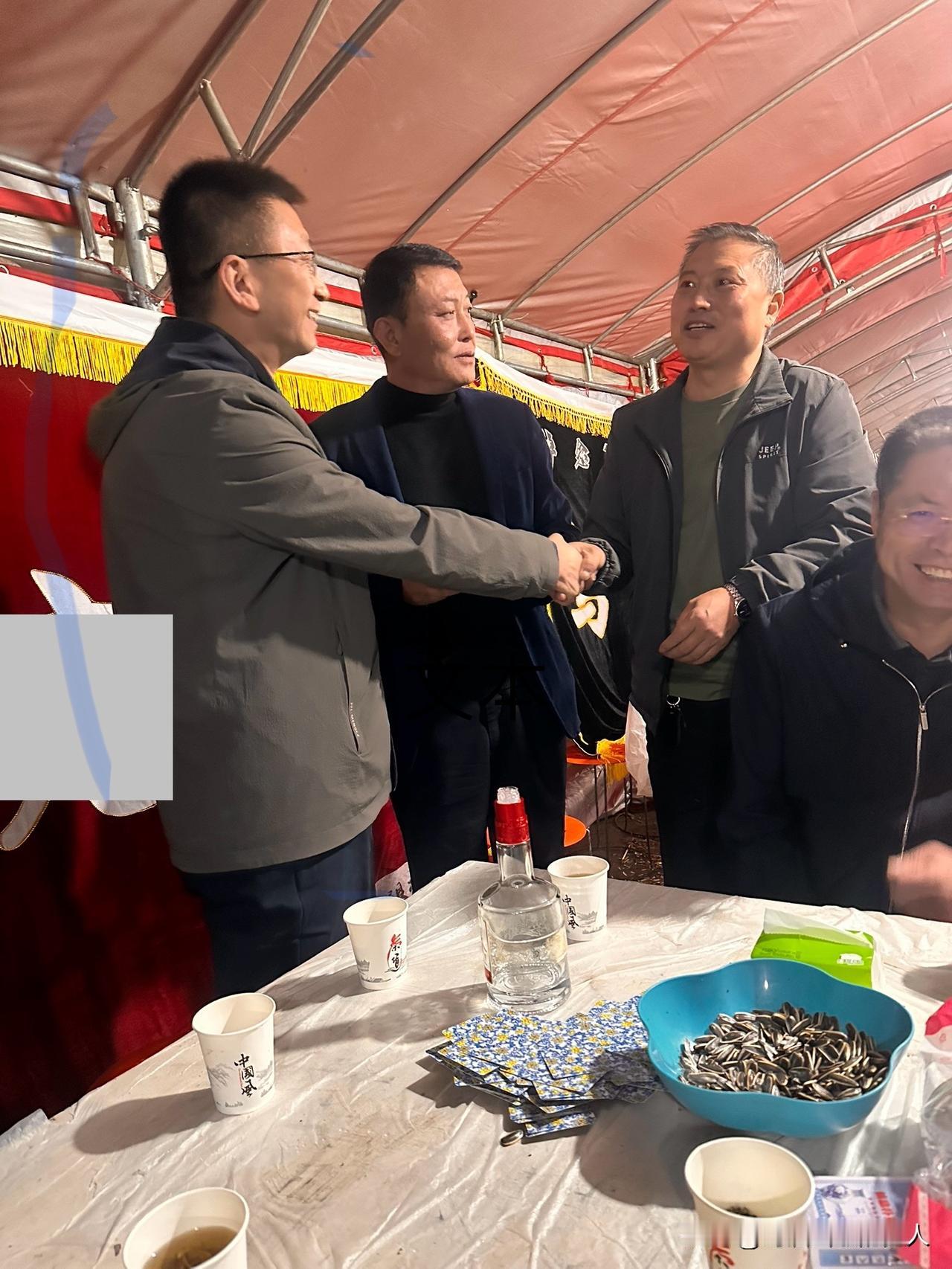 女人可能会对男人欺骗时的机智和幽默产生好感。女人是听觉动物，喜欢给她画大饼的男人