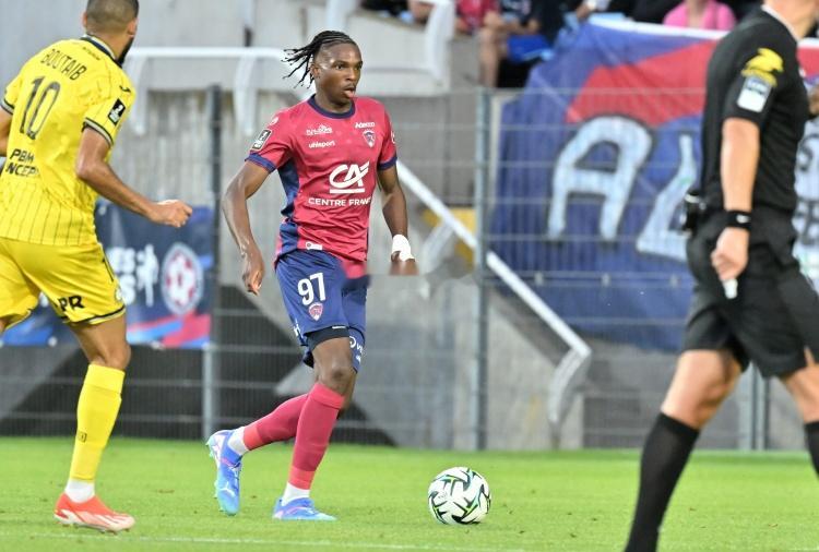 记者：目前雅凯是切尔西首要目标，雷恩希望获得超6400万欧足球 1月19日讯 据