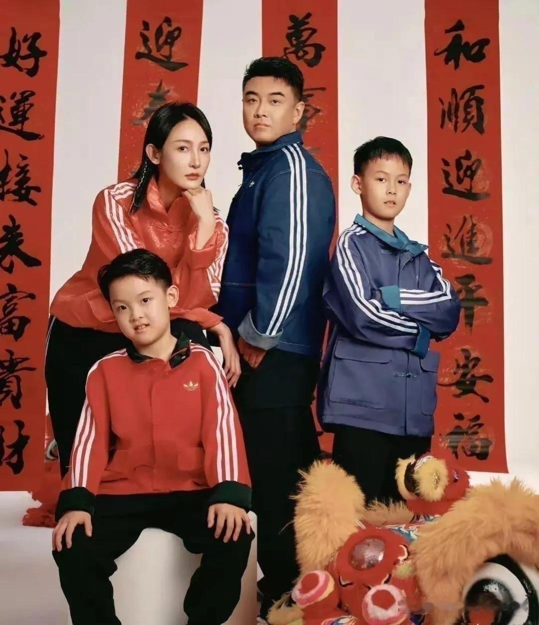 王皓的全家福大片来了，两个儿子长得又萌又帅，一家4口同框，画面温馨又幸福，真让人