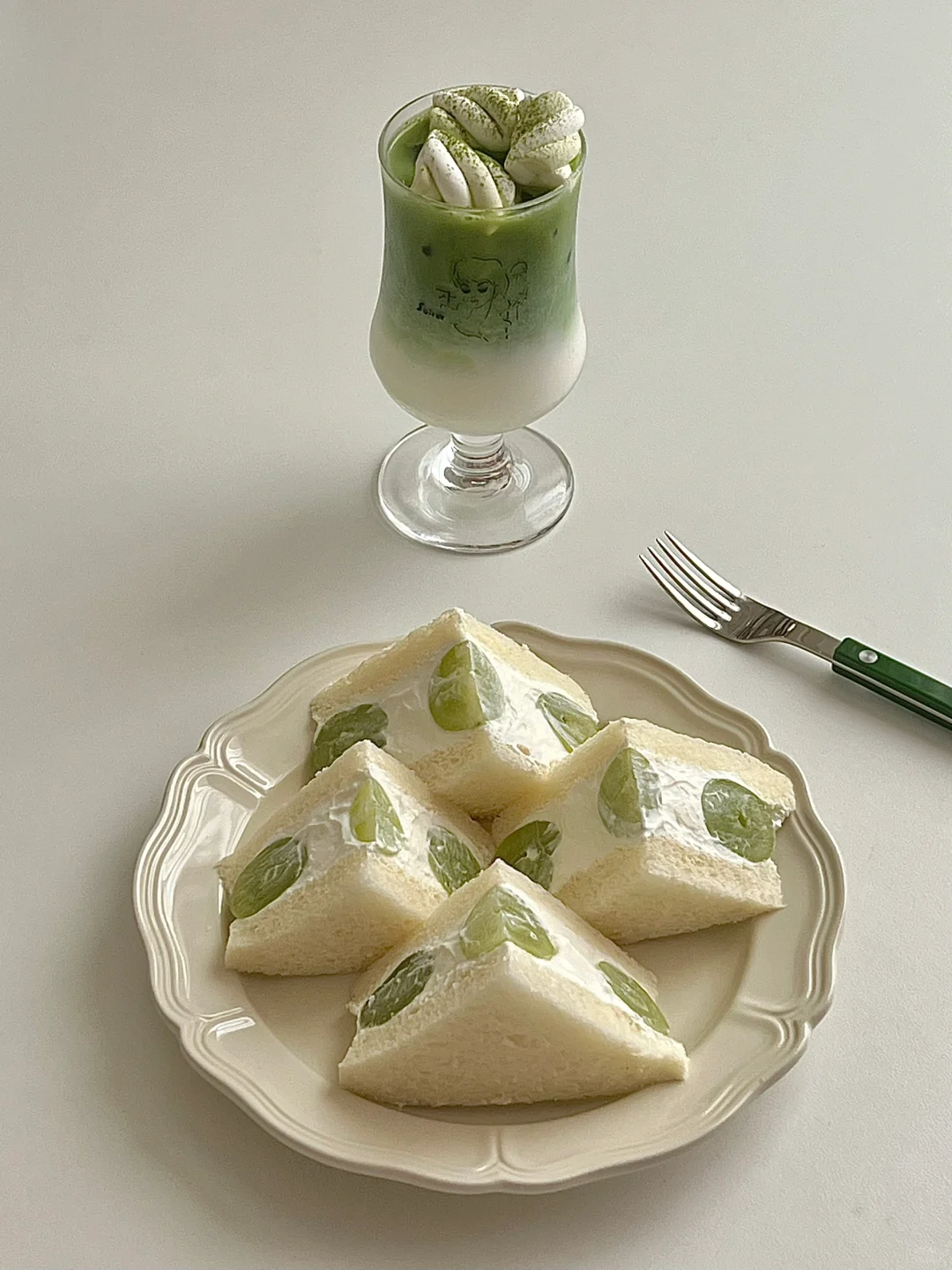 清爽早餐🍃｜青提酸奶三明治🍞抹茶拿铁🍵