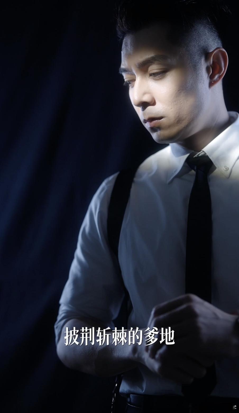 第一次看到这么抽象的港剧 周柏豪演奶爸居然这么有反差萌！被娃折腾得手忙脚乱，却还