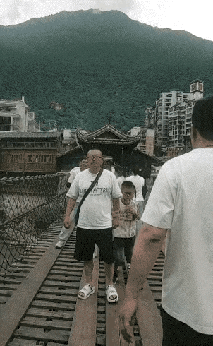 看到这一幕，一位家长在给孩子演示小学《飞夺泸定桥》里面的场景…
课文内容被这个家